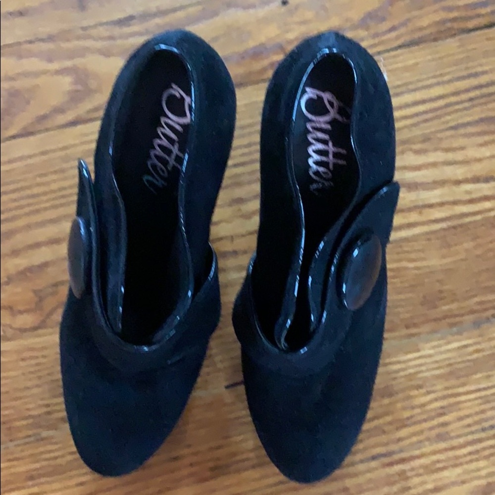 Beautiful Butter Suede heels in Size 6M